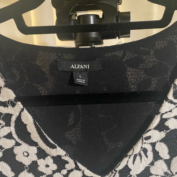 ALFANI- BLOUSE black with white flowers, V-neck blouse size L - Picture 3 of 6
